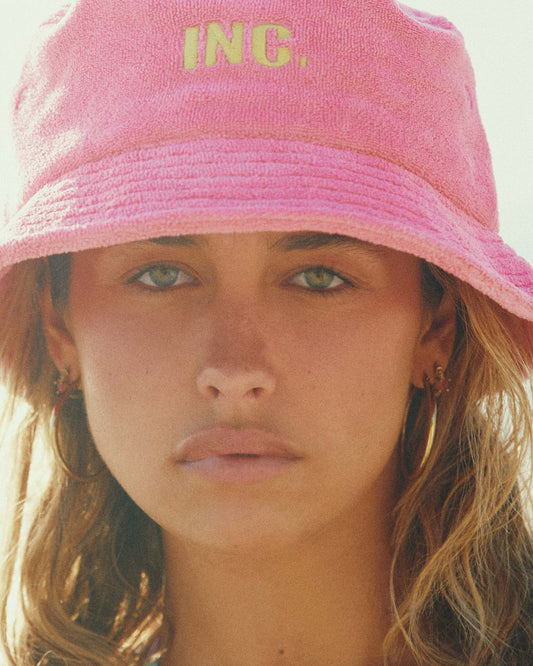 Lifestyle shot of model wearing the Bucket Hat in Rosa. 